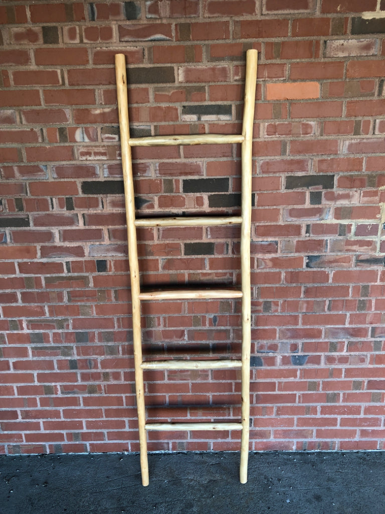 BLONDE 5 TIER BLANKET LADDER.