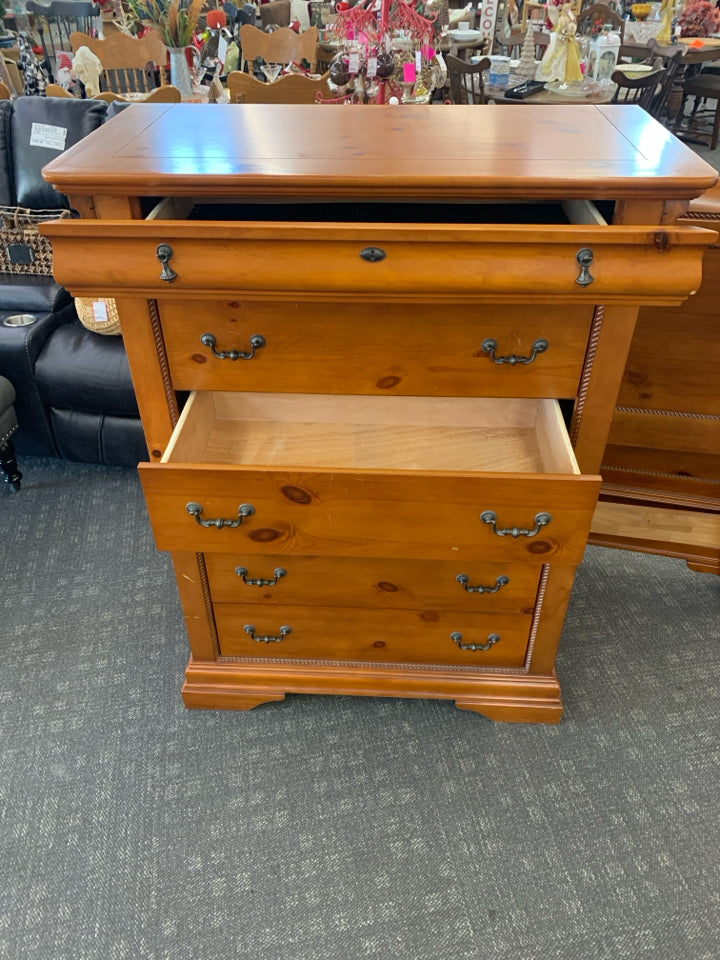 6 DRAWER CHEST W/ BLACK HARDWARE.