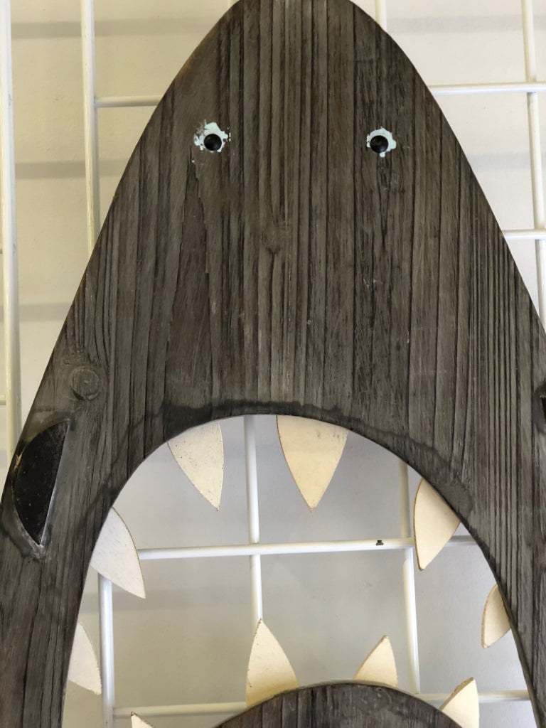 SHARK HEAD+ 2 HOOKS WALL ART.