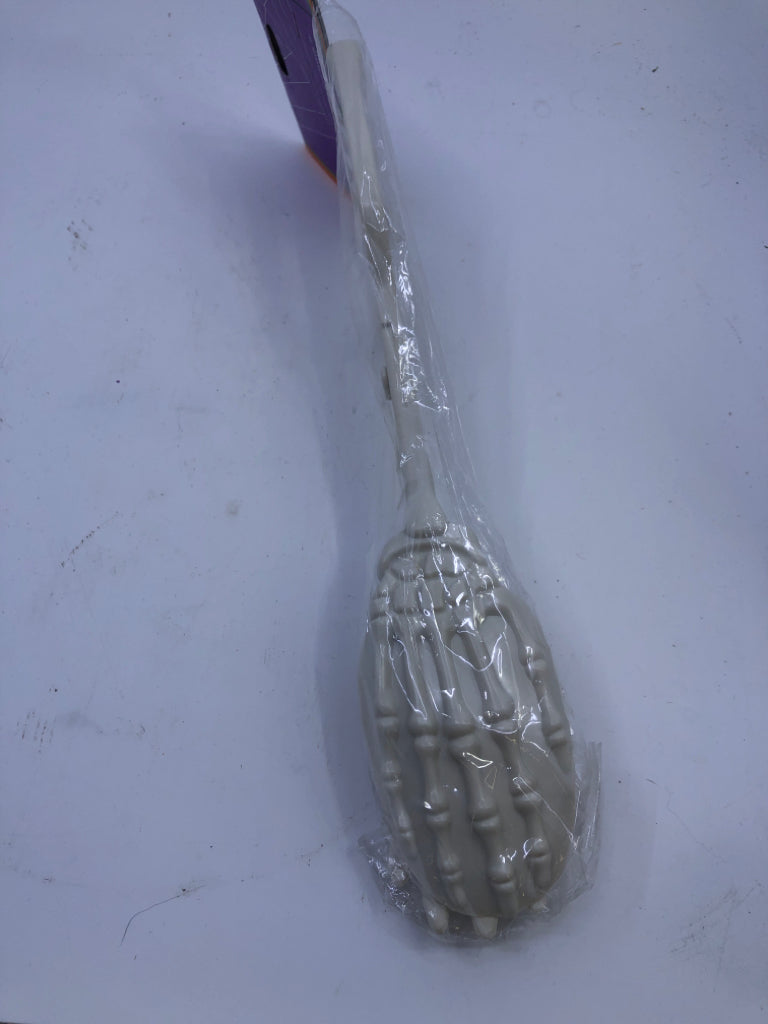 NIP SKELETON SALAD TONGS.