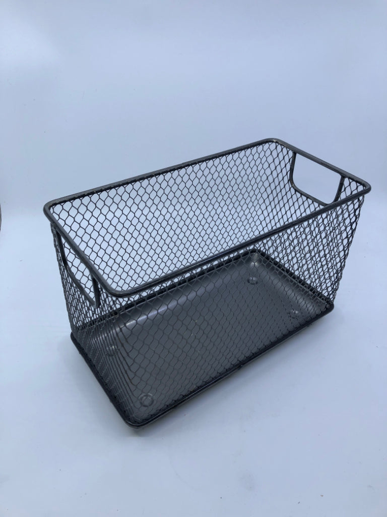 GREY MESH BASKET W HANDLES.