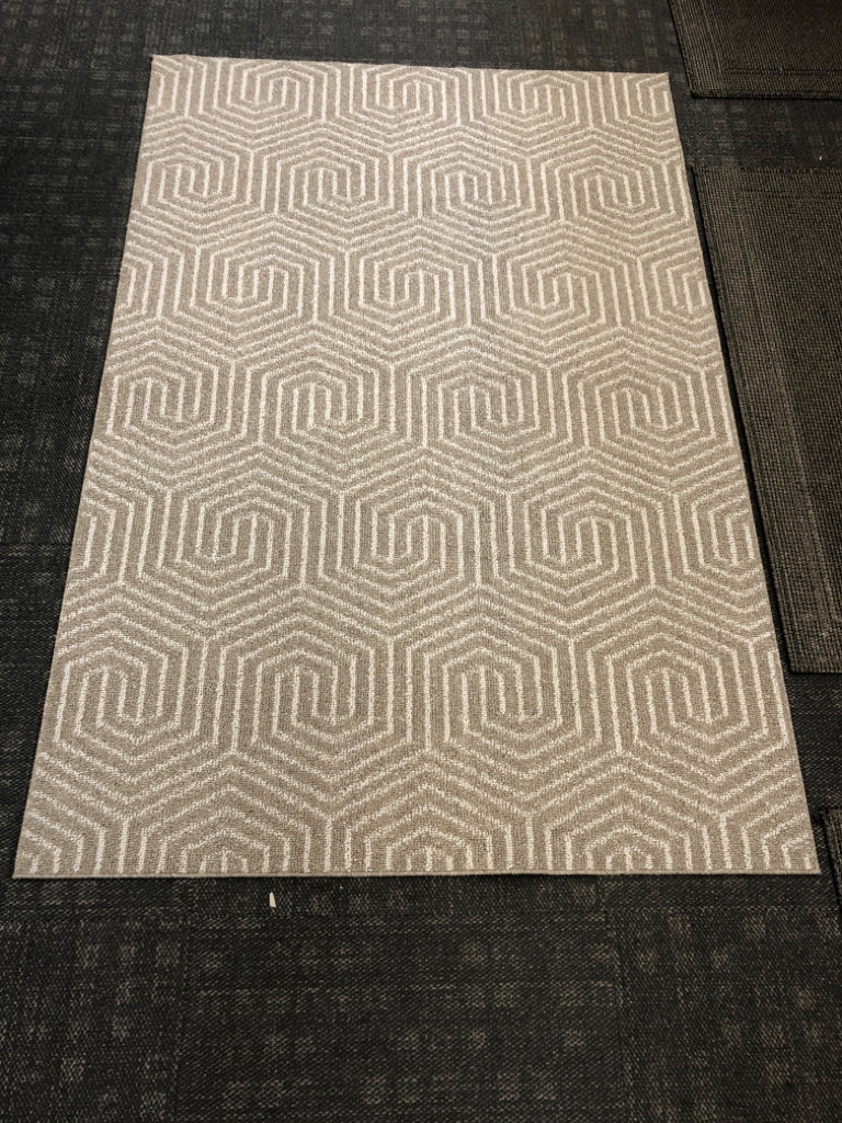 BROWN/WHITE GEOMETRIC.