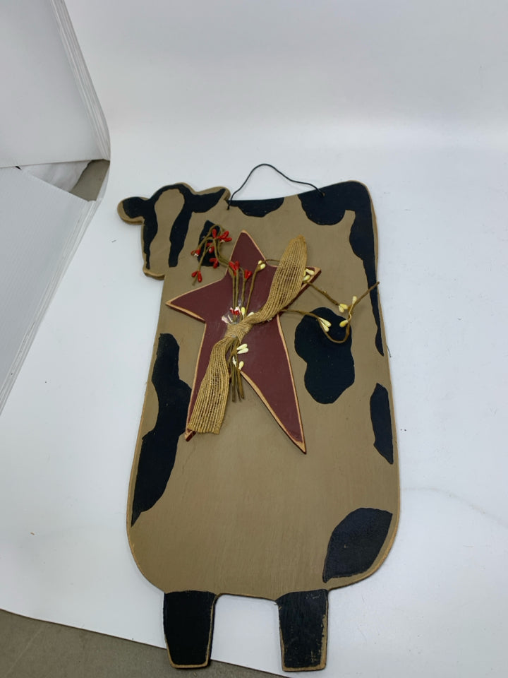 LONG COW W/ STAR IN CENTER WALL HANGING.