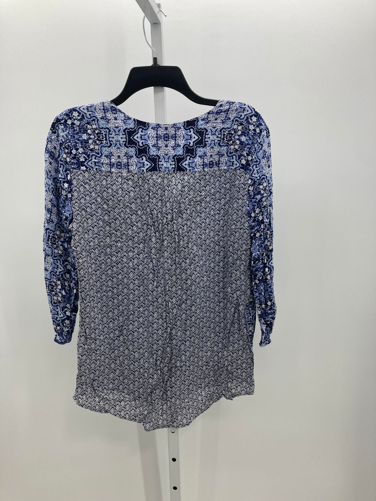 Size Medium Misses 3/4 Sleeve Shirt