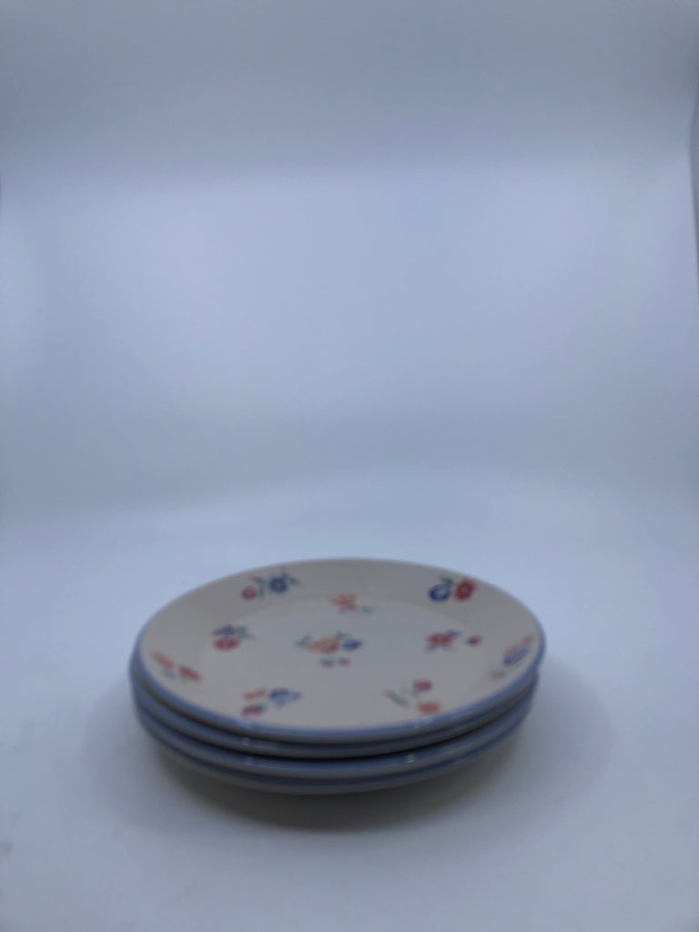 4 ORANGE AND BLUE FLORAL LUNCH PLATES.