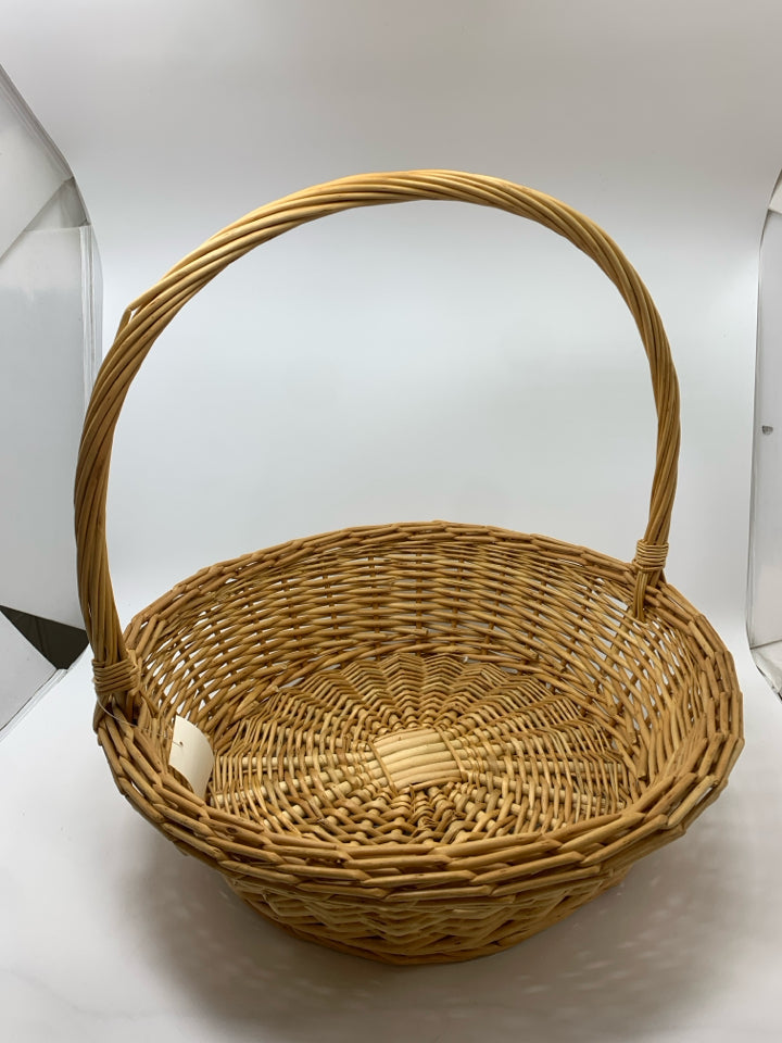 ROUND WICKER BASKET W/LARGE HANDLE.