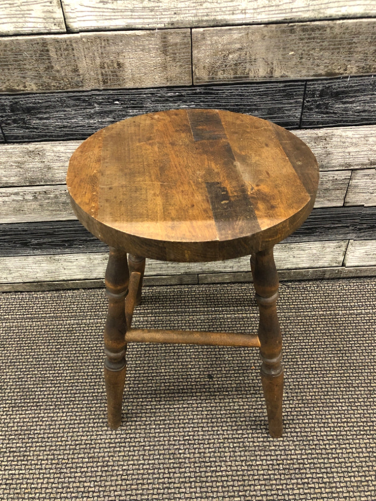 SMALL DARK WOOD STOOL.