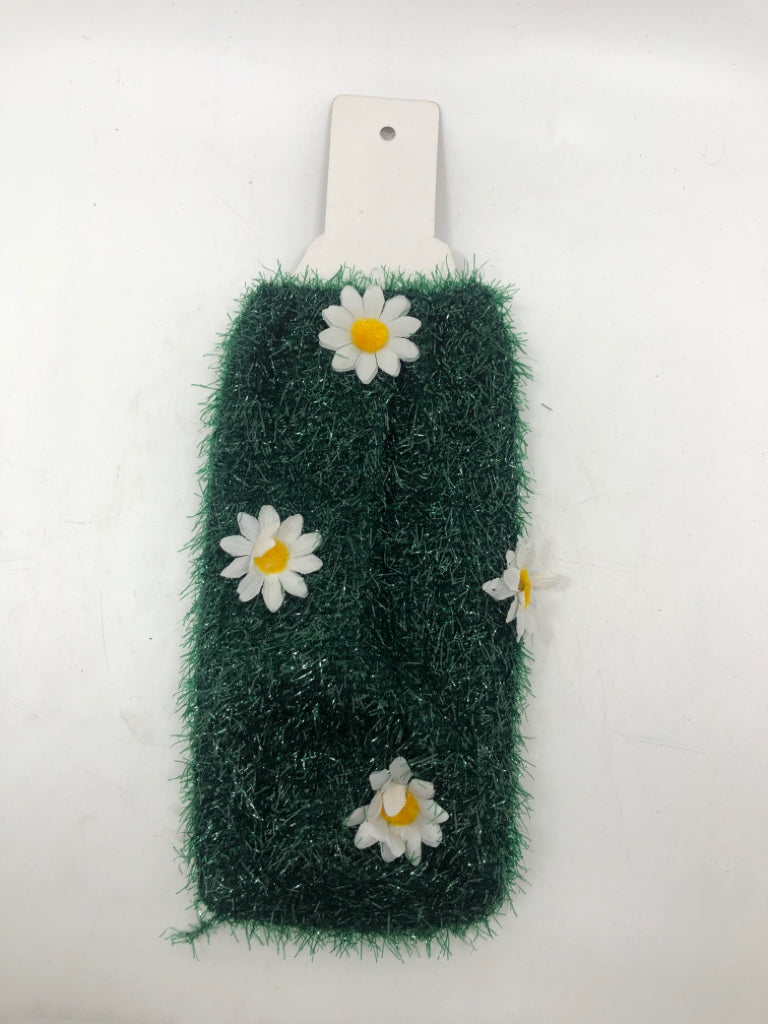 DAISY FIELD FAUX GRASS BOTTLE COVER.