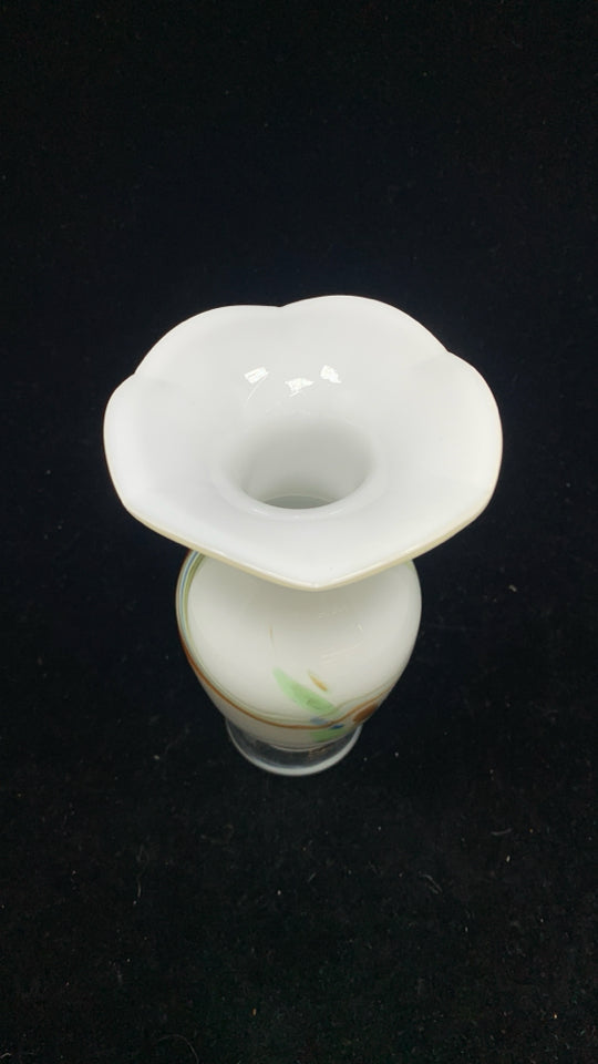 VTG GLASS BUT VASE W/SWIRLS AND RUFFLE EDGE.