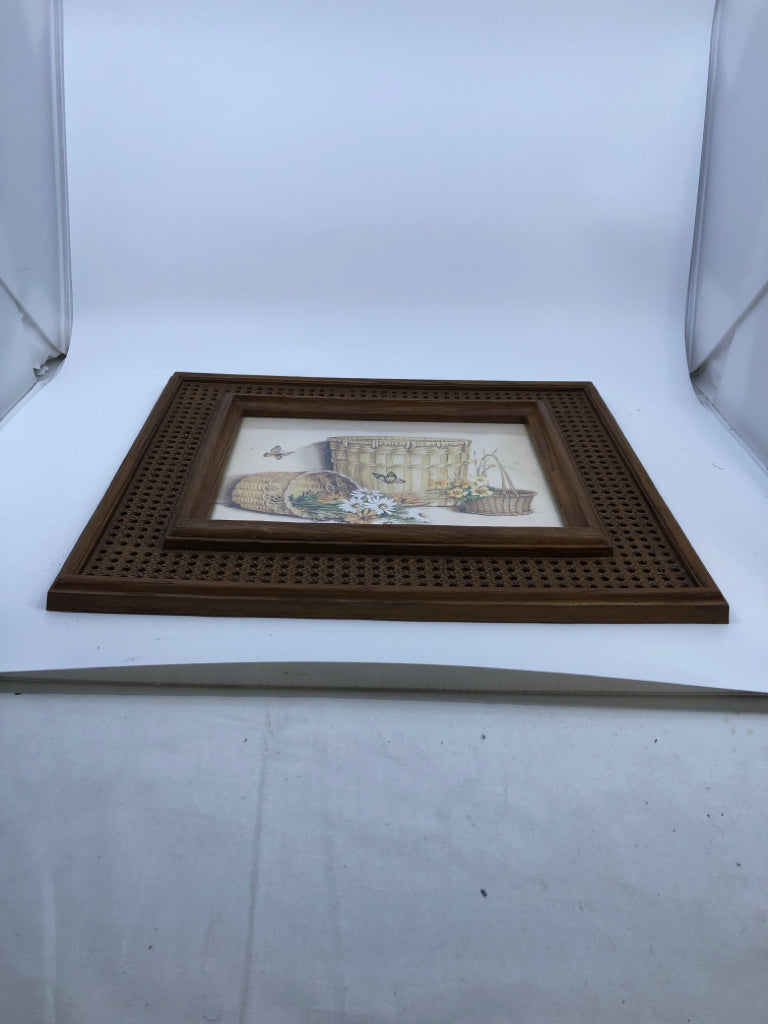 VTG FLORAL IN BASKET WALL HANGING.