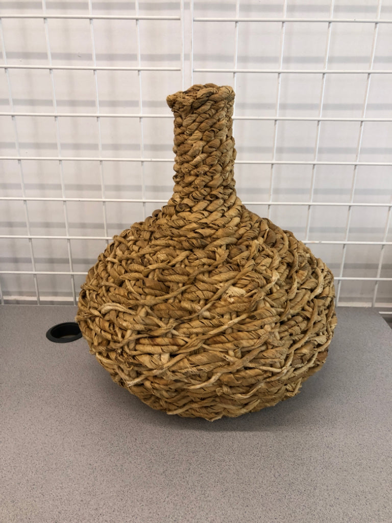 LG WICKER DECORATIVE VASE.
