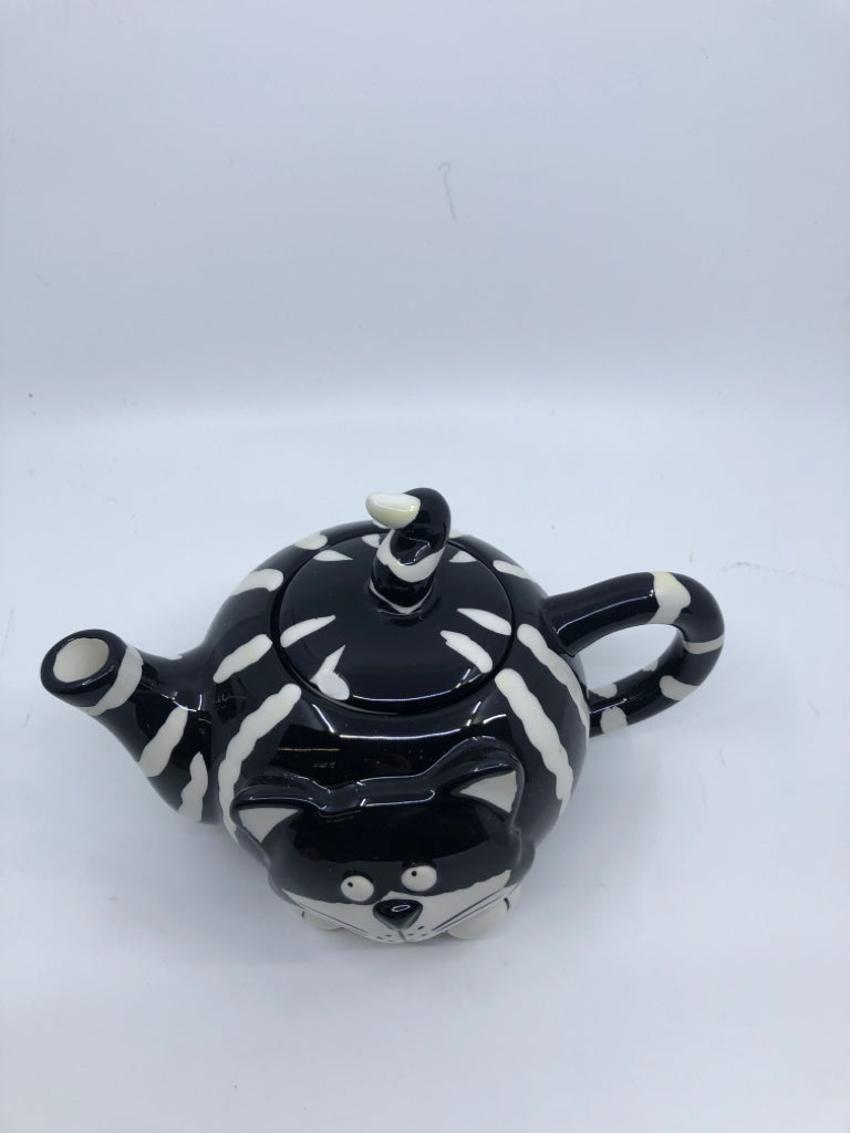 NIB BLACK/WHITE CAT TEAPOT.