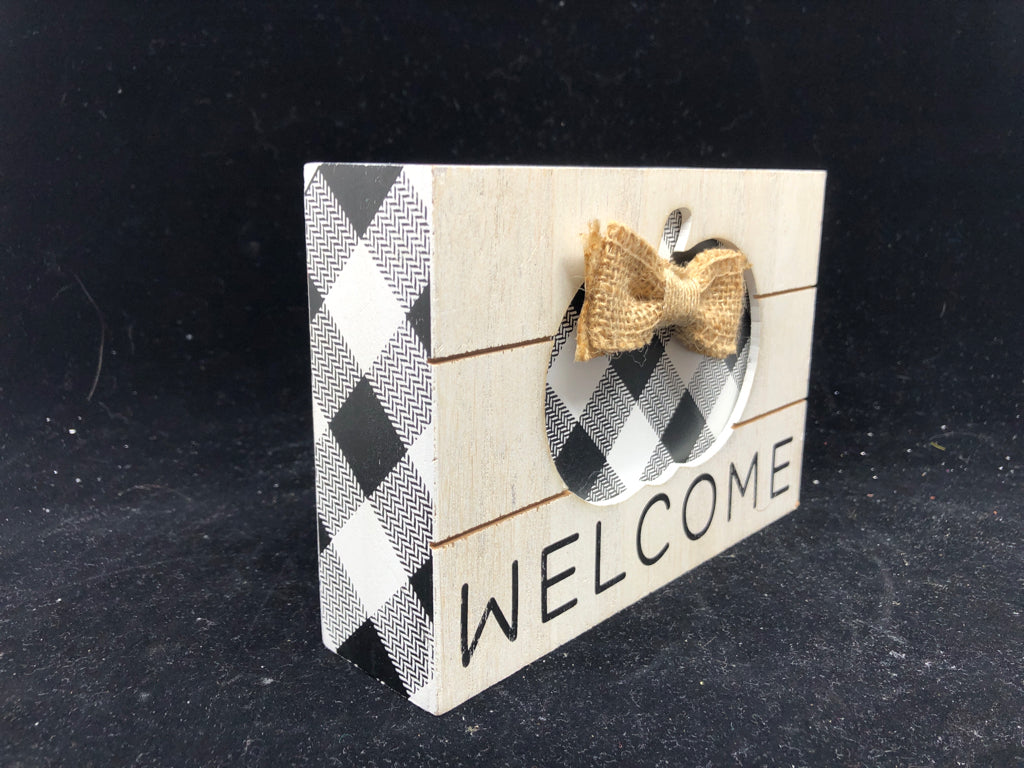 BUFFALO PLAID PUMPKIN WELCOME SIGN.