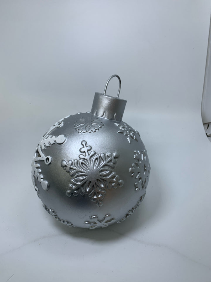 SILVER ACRYLIC ORNAMENT LIGHT UP W/ PIERCED SNOWFLAKES.