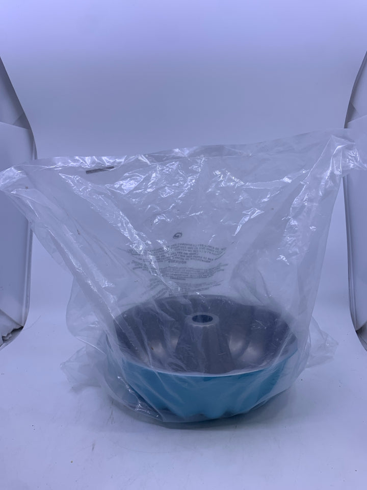 NIP TEAL  FLUTED BUNDT PAN 1603