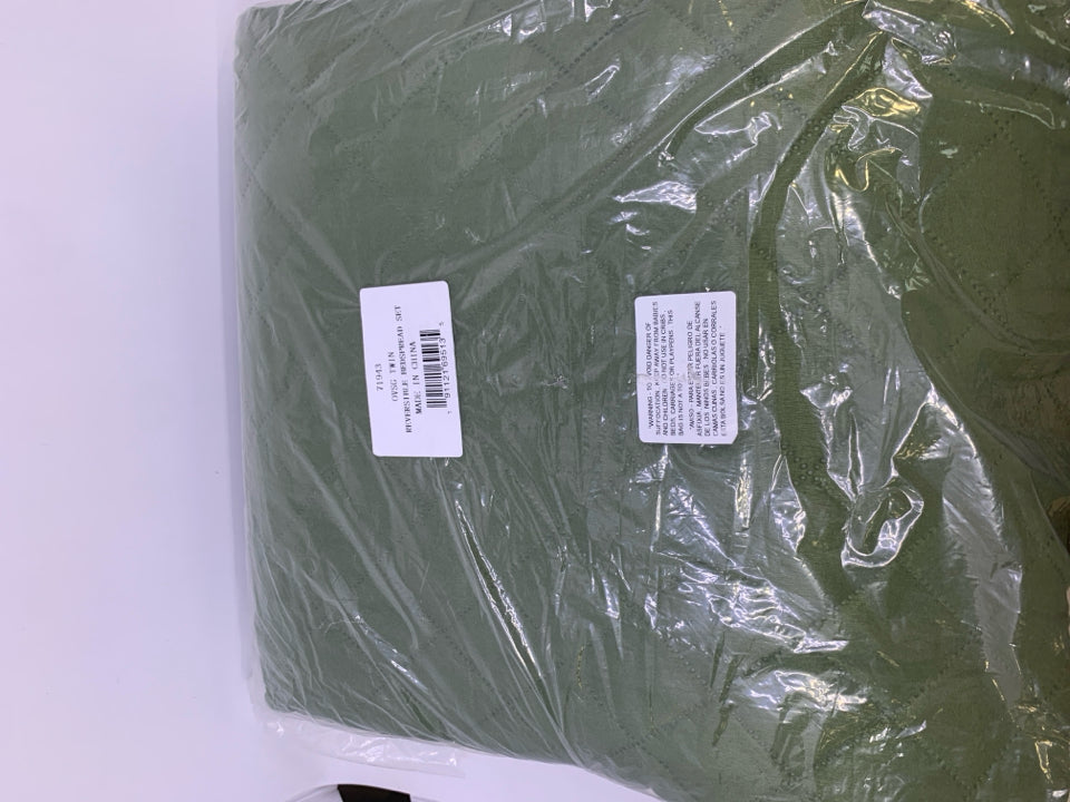 NIP DARK GREEN W/ DIAMOND PATTERN.