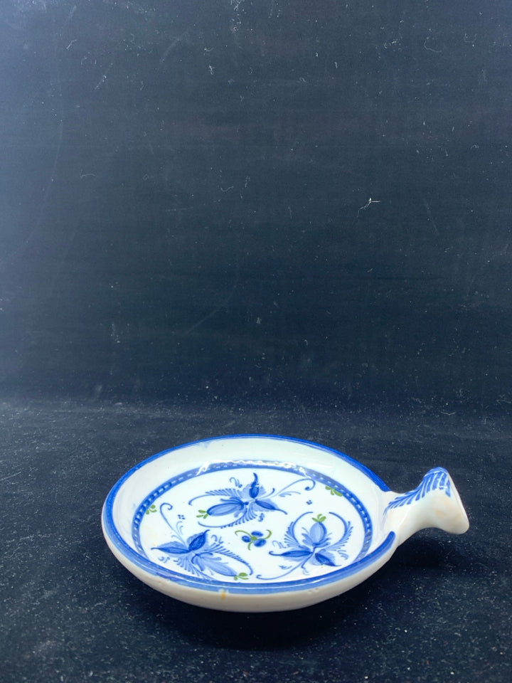 SMALL BLUE AND WHITE BOWL W HANDLE.