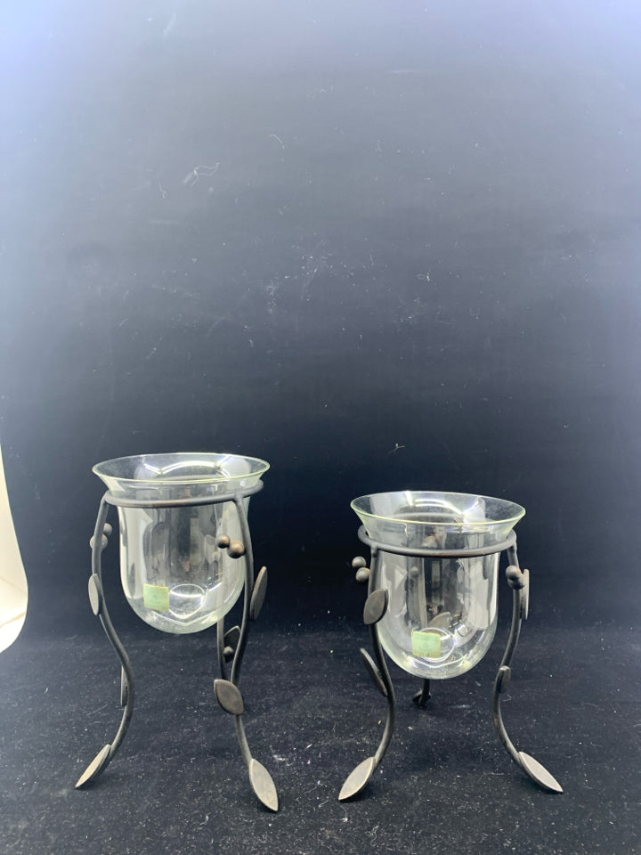 2 BLACK METAL W LEAF FOOTED TEA LIGHT CANDLE HOLDERS.