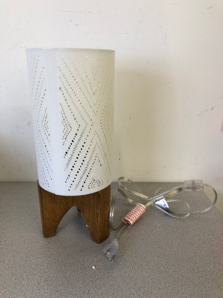 WOOD 3 LEG LAMP W/WHITE WOVEN SHADE.