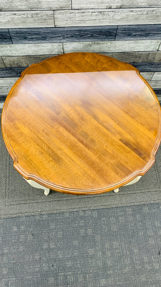 WOOD TOP W/ CREAM DISTRESSED LEGS SIDE TABLE.