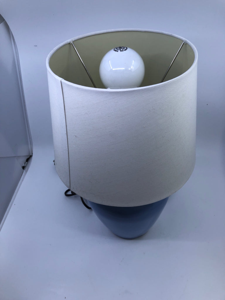 BLUE CERAMIC BASE LAMP W/ WHITE SHADE.