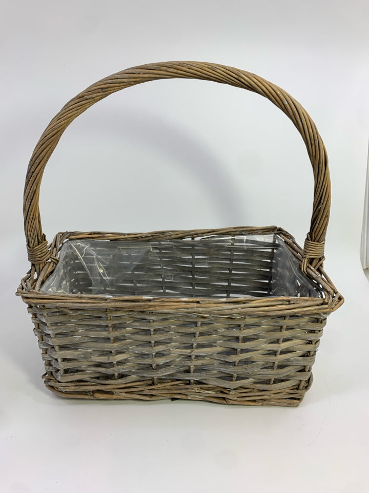 GRAY SQUARE WICKER BASKET W/HANDLE.
