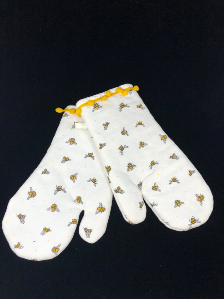 2PC BEE OVEN MITTS W/YELLOW POM-POMS.