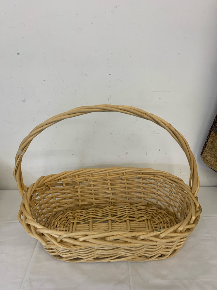 LARGE RECTANGLE BASKET W SINGLE HANDLE.