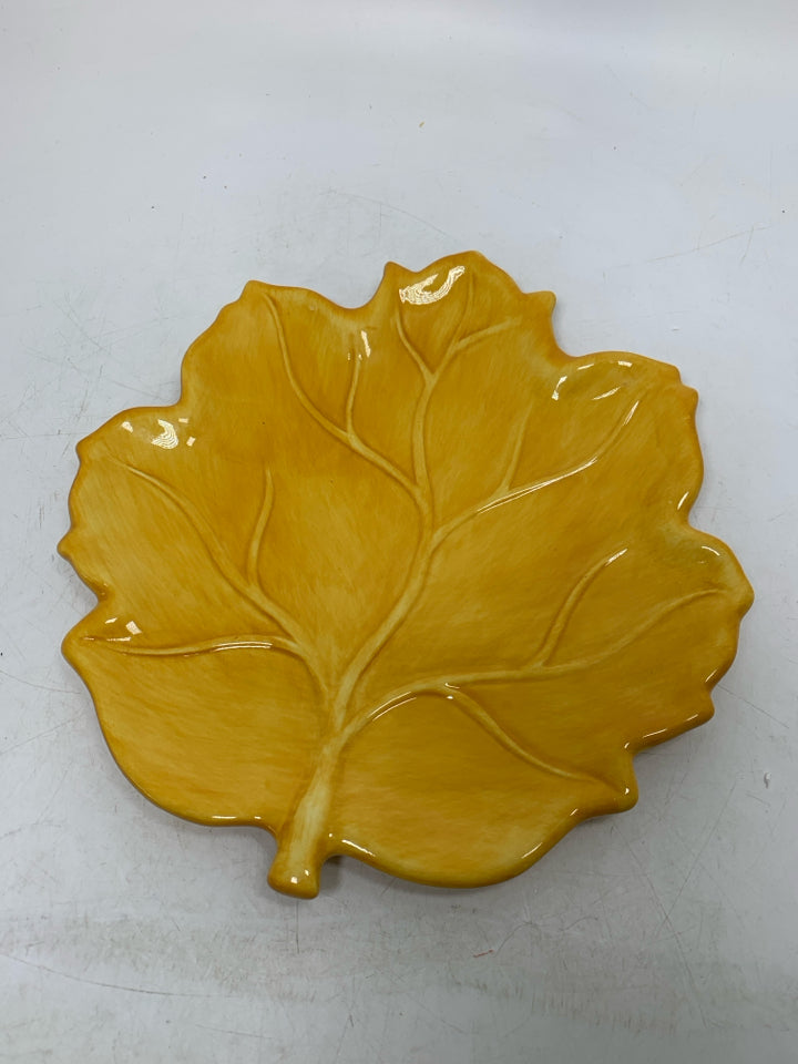 YELLOW MAPLE LEAF PLATE.