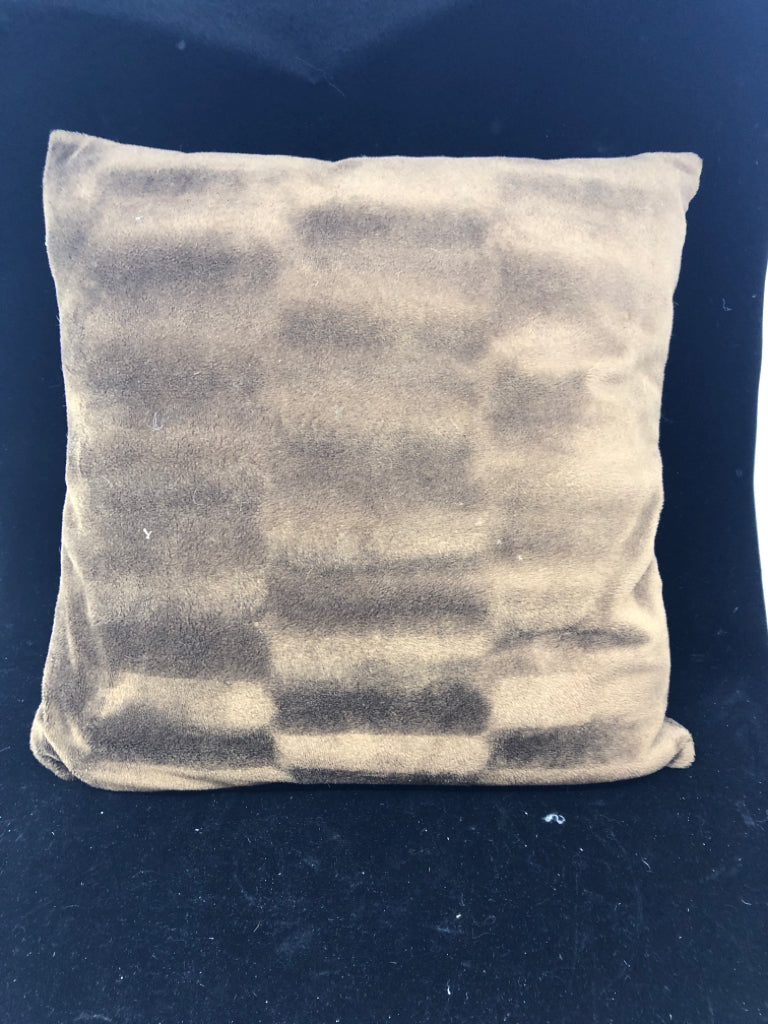 BROWN SQUARE PILLOW.