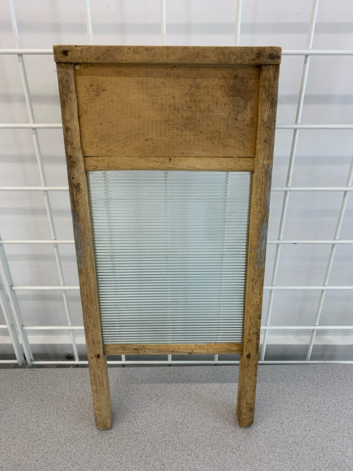 VTG WASHBOARD W/GLASS SURFACE.