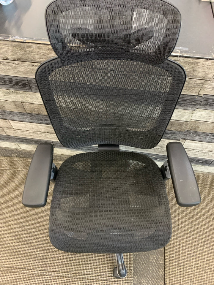 BLACK OFFICE CHAIR.