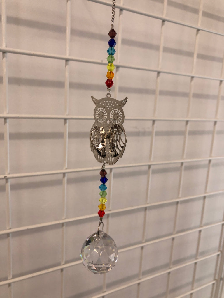 RAINBOW BEADED SUN CATCHER W/METAL OWL WALL HANGING.