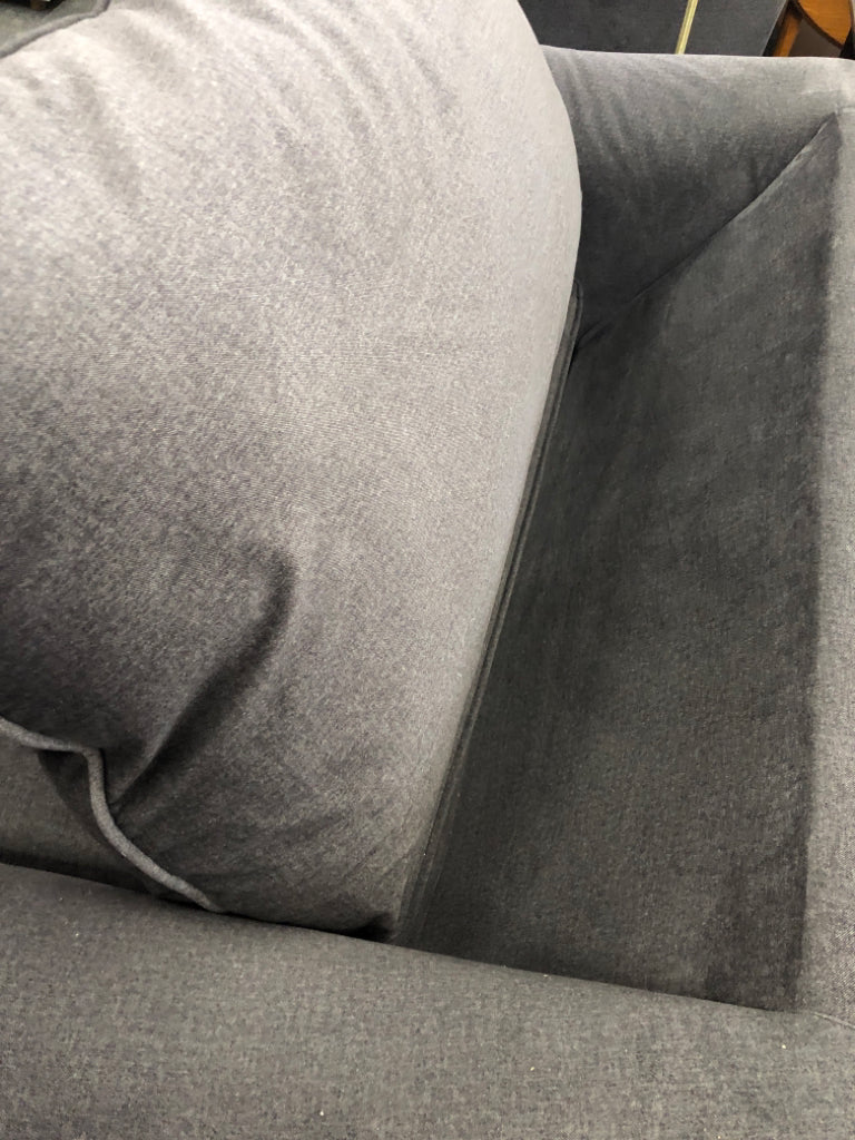 SOFT GRAY OVERSIZED CHAIR.