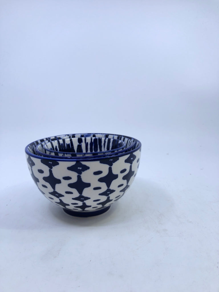 3 BLUE AND WHITE NESTING BOWLS.