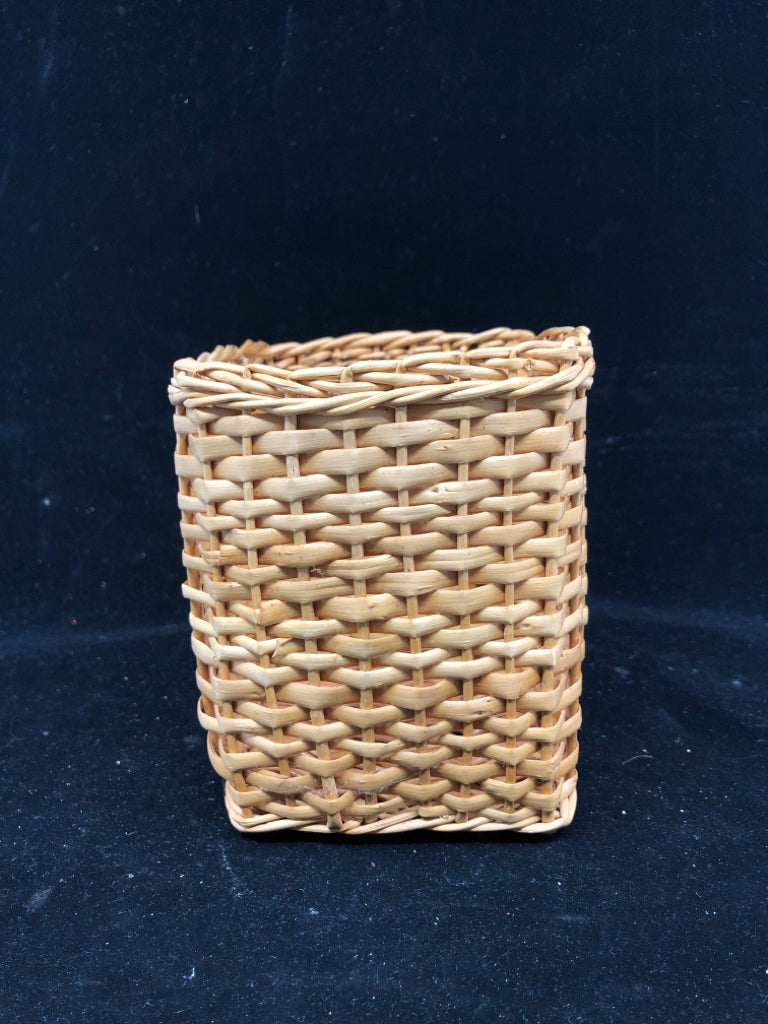 SQUARE WOVEN PENCIL CUP.