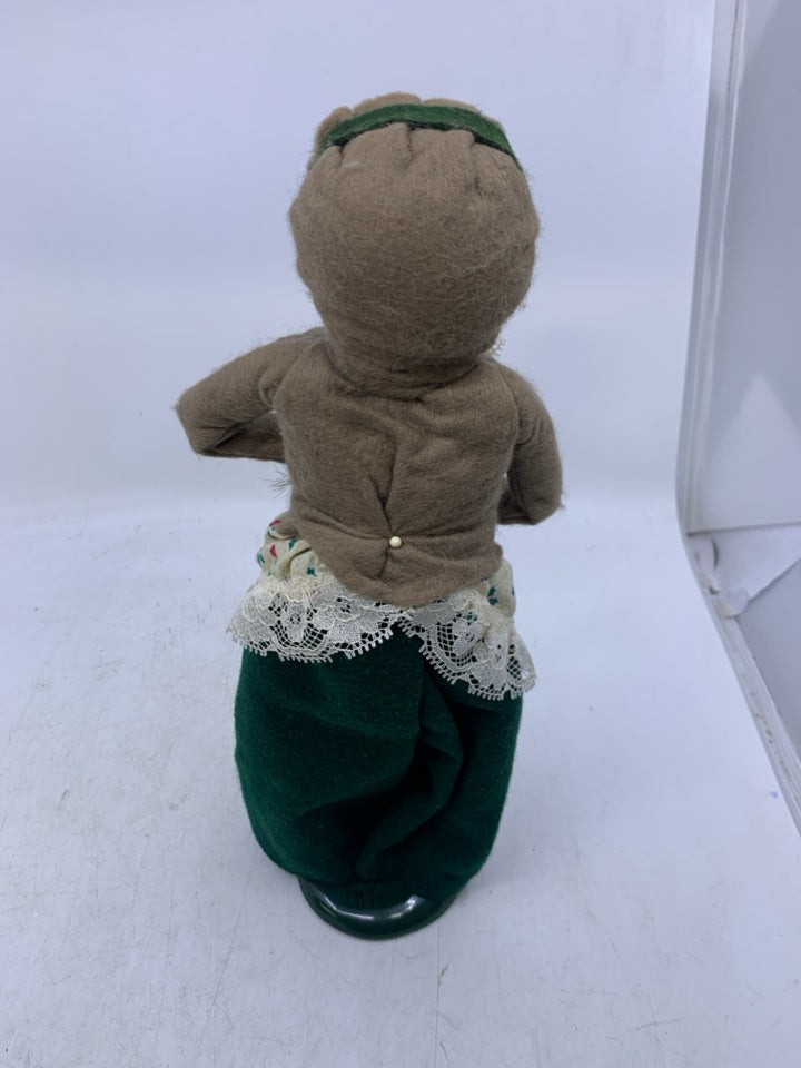 GRANDMA CAROLER W/ TAN COAT BROWN FUR MUFF 1988 BYERS' CHOICE.