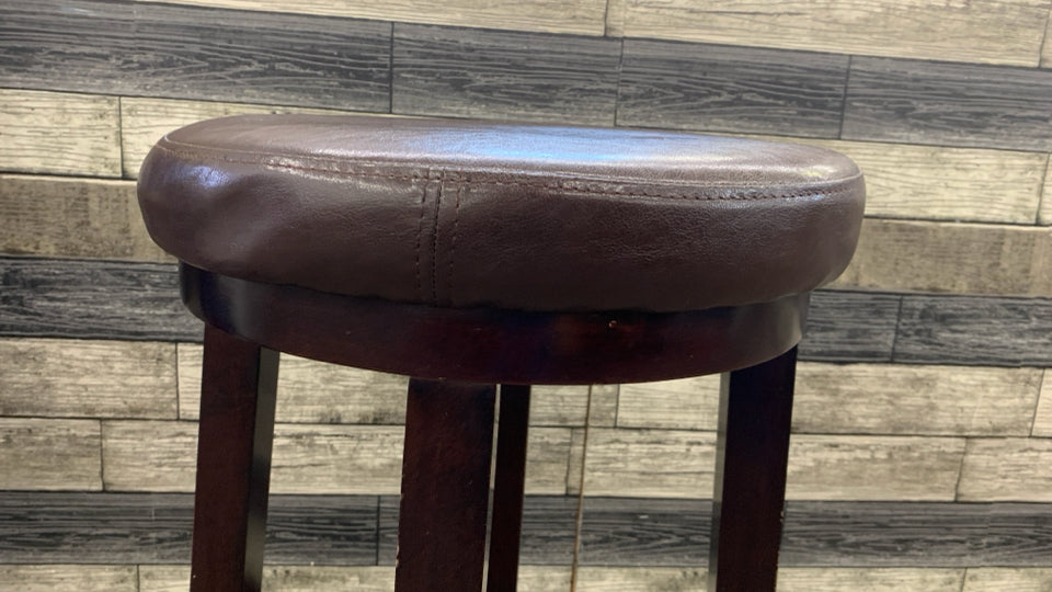DARK WOOD ROUND STOOL W FAUX LEATHER SEAT.