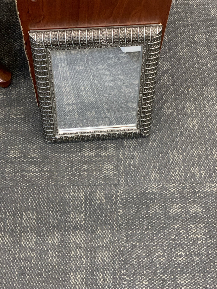 SM FLORAL PRINT METAL MIRROR.