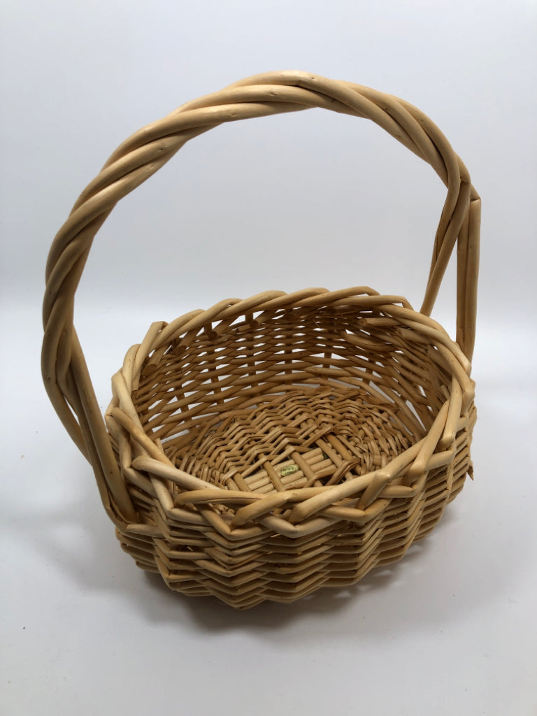 SM BLONDE WOOD BASKET.