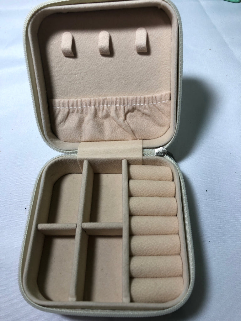 SMALL CREAM TRAVEL JEWELRY CASE.