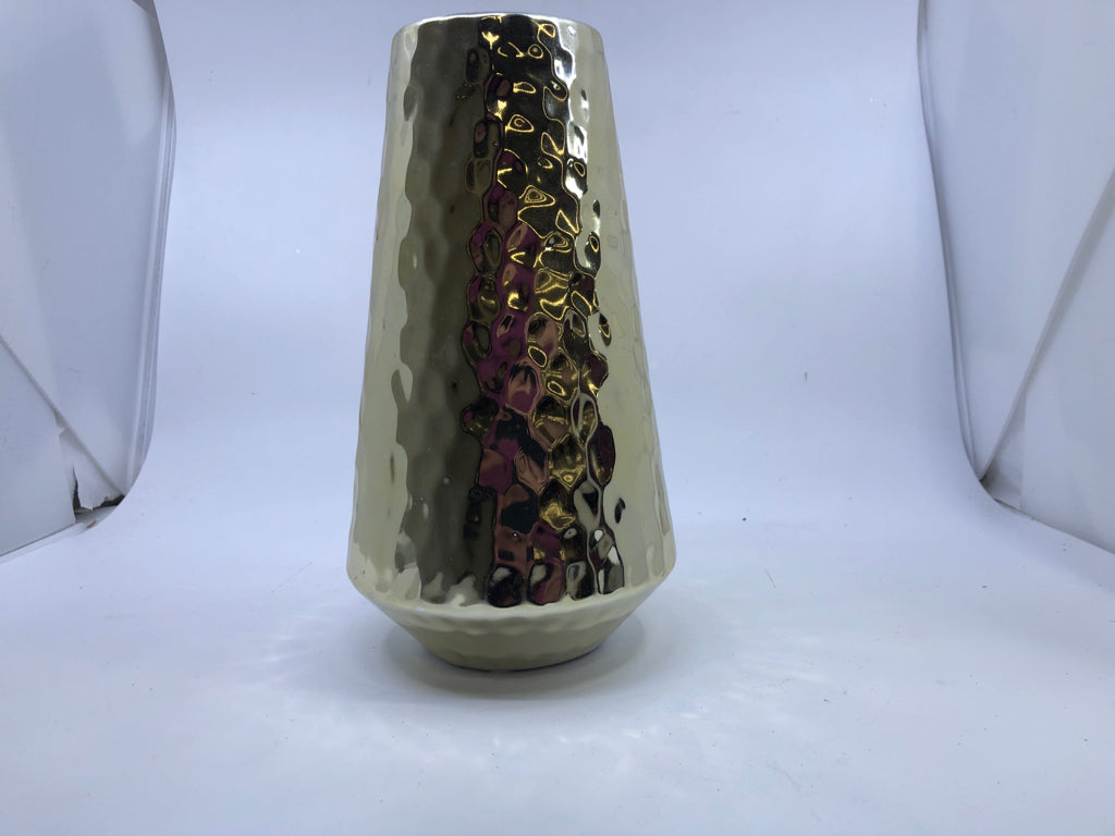 GOLD THUMBPRINT TEXTURED PATTERN VASE.