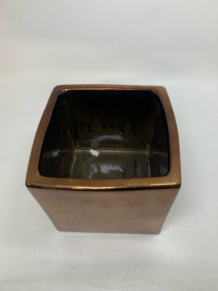 SQUARE CERAMIC PLANTER.