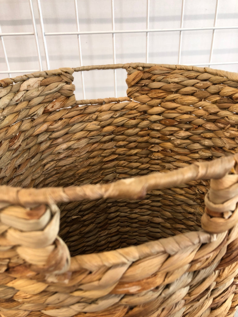 ROUND WOVEN BASKET.