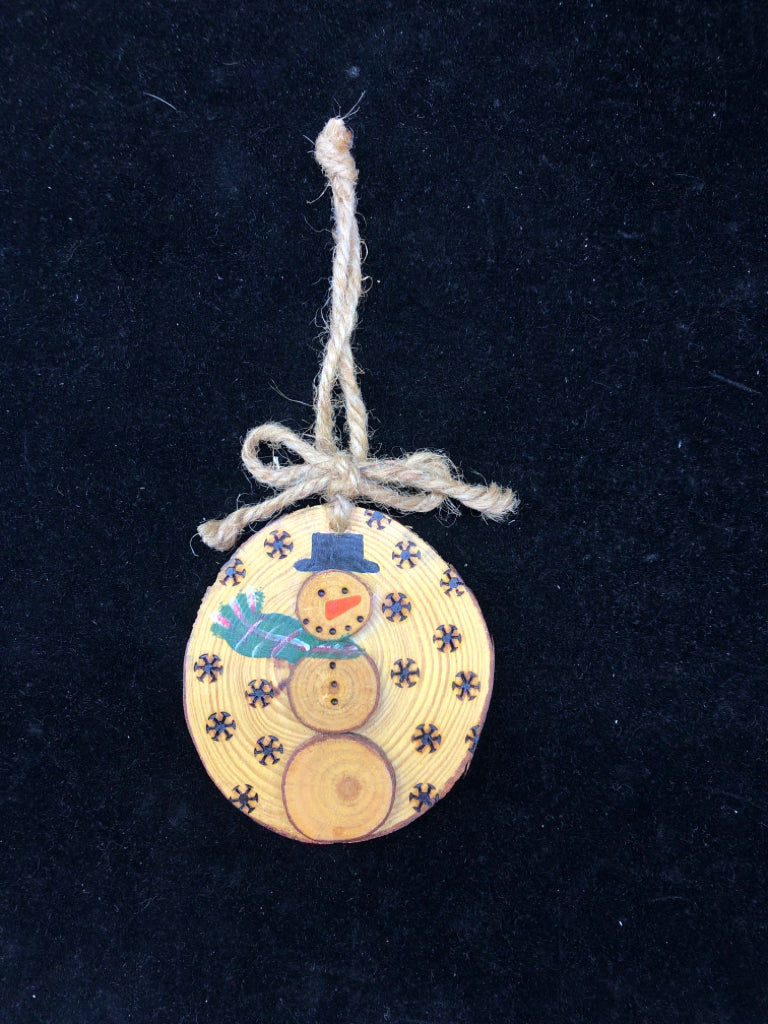 SNOWMAN ON TREE BARK ORNAMENT.