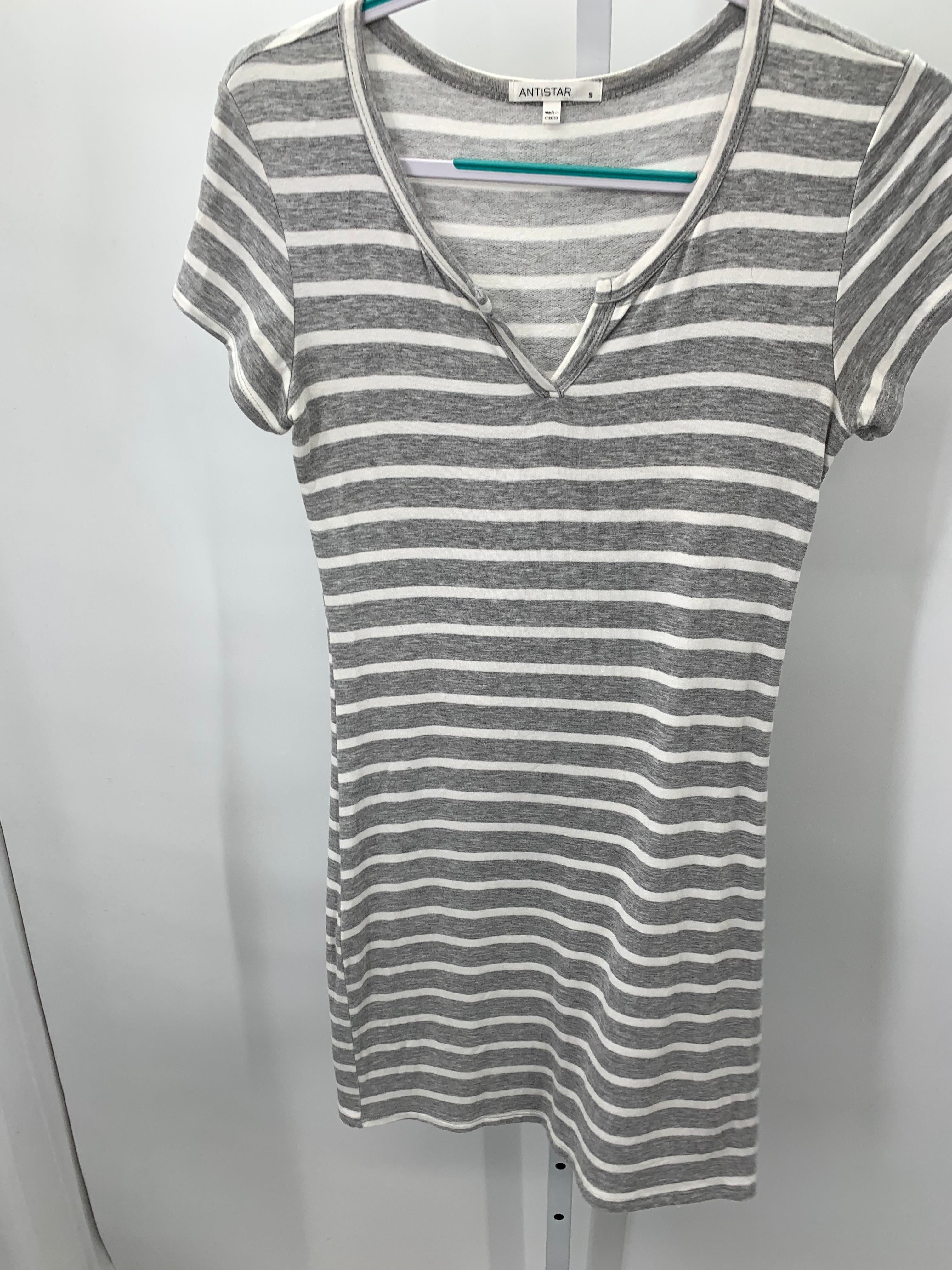 Size Small Misses Short Sleeve Dress