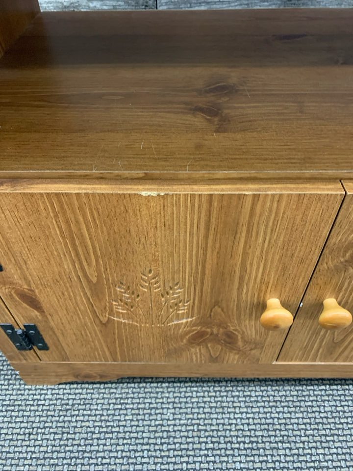 BLONDE WOOD TV STAND W WHEAT ON DOORS.