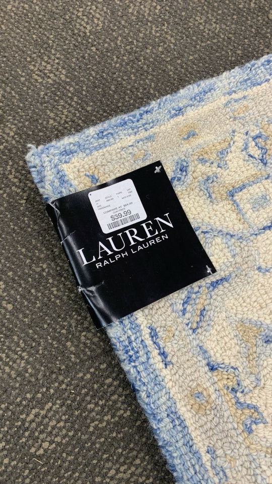 NEW IVORY NAVY FLORAL ACCENT RUG.