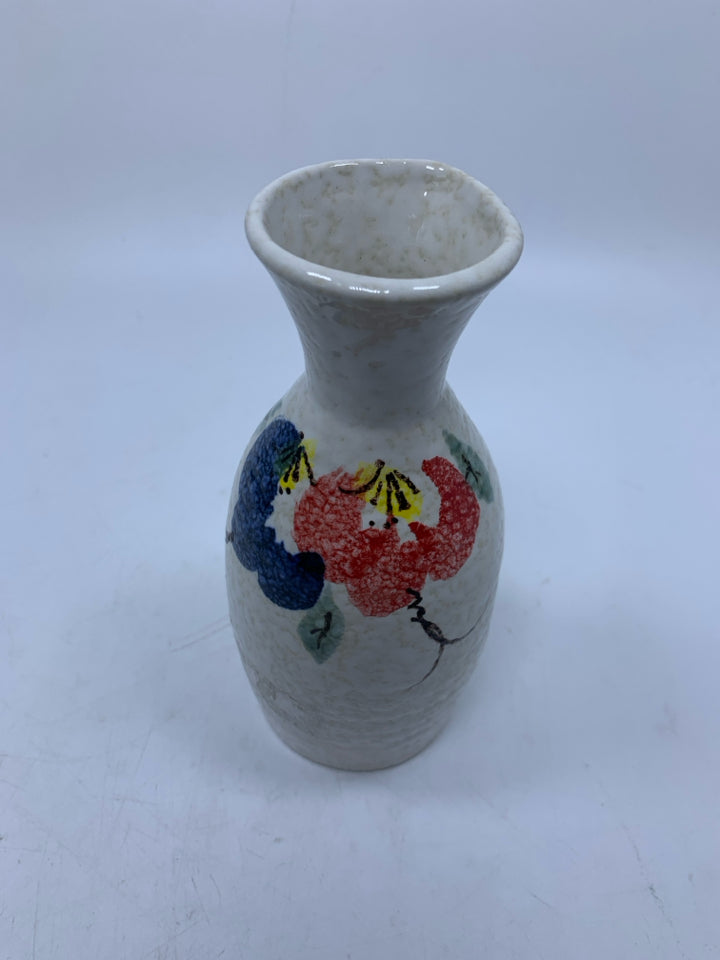 SAK TEATURE DECANTER W/ FLOWERS.