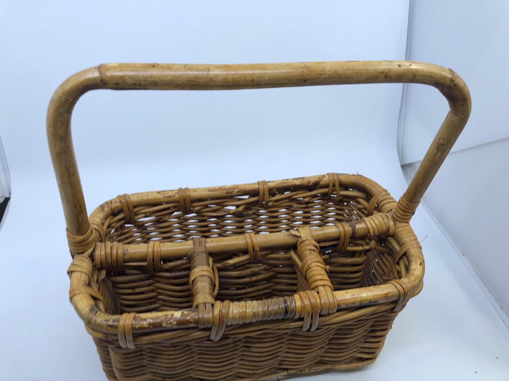 WICKER BASKET UTENSIL HOLDER W/HANDLE.